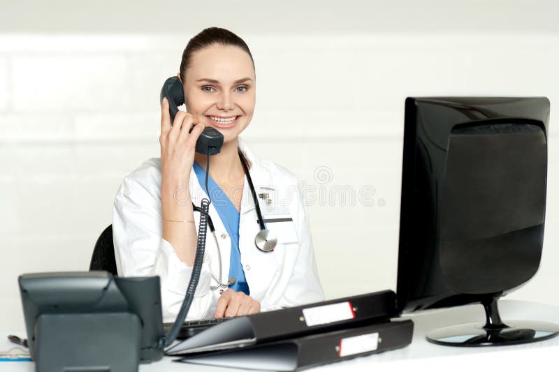 Schöne Krankenschwester, die am Telefon mit Patienten spricht stockfotografie Schöne Krankenschwester, die am Telefon mit Patienten spricht stockfotografie