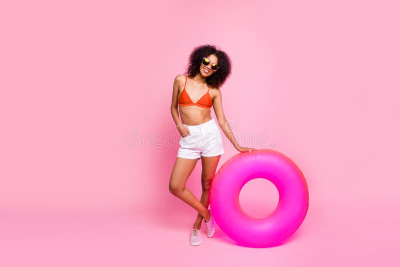 Schöne Körpergrößenfoto das in voller Länge genießt sie ihre dunkle Hautdame bereites Versuchwasser der Küstengriffkreisrettungsr stockfotografie Schöne Körpergrößenfoto das in voller Länge genießt sie ihre dunkle Hautdame bereites Versuchwasser der Küstengriffkreisrettungsr stockfotografie