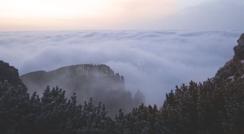 Schöne Landschaft in den Bergen lizenzfreies stockbild Schöne Landschaft in den Bergen lizenzfreies stockbild