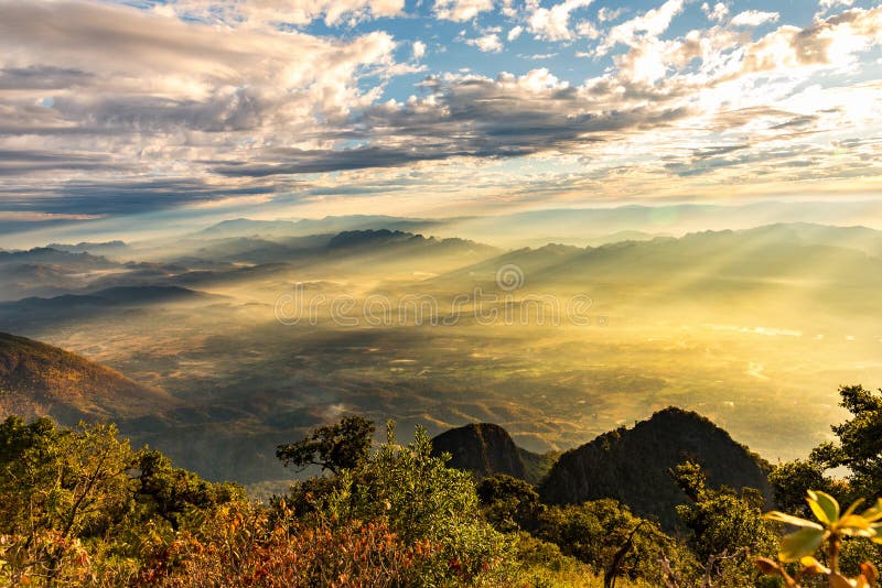 Schöne Landschaft Gebirgs- und Nebeltal, Gebirgsschicht herein stockfotografie Schöne Landschaft Gebirgs- und Nebeltal, Gebirgsschicht herein stockfotografie