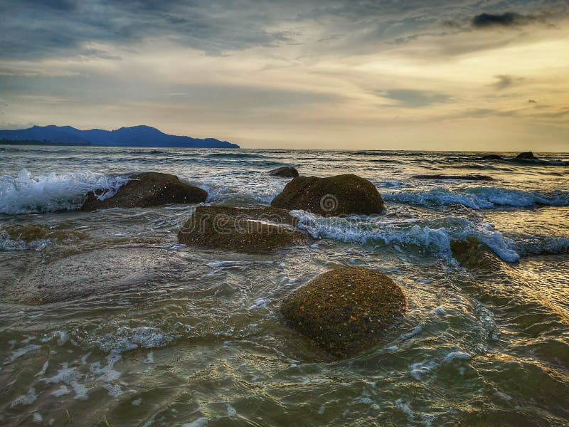 Schöne Landschaft HiThe auf steinigem Stein während der Sonnenuntergangansicht über das Seeufer und klare die Wasserreflexion stockfotos Schöne Landschaft HiThe auf steinigem Stein während der Sonnenuntergangansicht über das Seeufer und klare die Wasserreflexion stockfotos