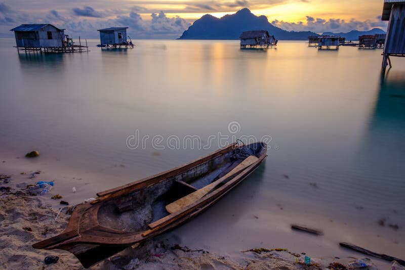 Schöne Landschaft mit Blick auf Borneo Meer Zigeuner Wasserdorf mit hölzernem Kanu in Maiga Insel Semporna sabah malaysia. Seidenw