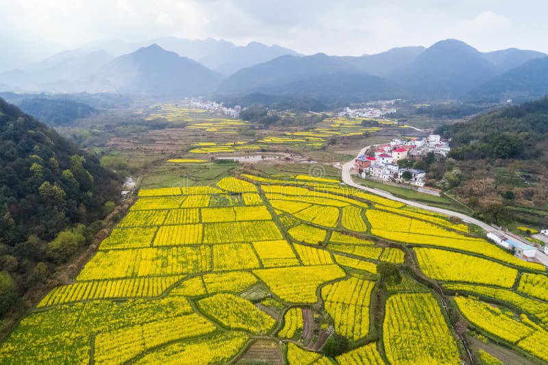 Schöne Landschaft von China ist im Frühjahr lizenzfreies stockbild Schöne Landschaft von China ist im Frühjahr lizenzfreies stockbild
