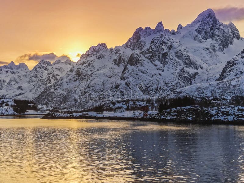Schöne Landschaftsansicht in Norwegen im März lizenzfreie stockbilder Schöne Landschaftsansicht in Norwegen im März lizenzfreie stockbilder