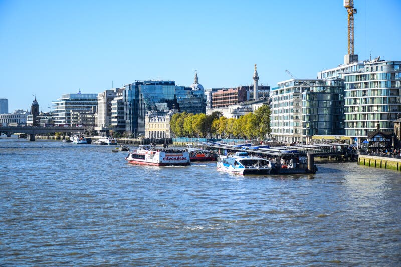 Schöne Landschaftsansicht von der Themse und von Stadt von London von der Turm-Brücke, England, Großbritannien lizenzfreie stockfotografie Schöne Landschaftsansicht von der Themse und von Stadt von London von der Turm-Brücke, England, Großbritannien lizenzfreie stockfotografie