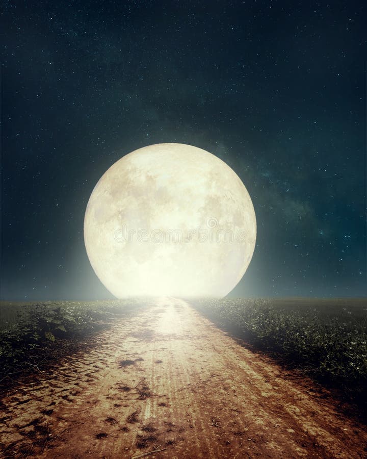 Schöne Landschaftsstraße mit Milchstraßestern in den nächtlichen Himmeln, Vollmond stockfoto Schöne Landschaftsstraße mit Milchstraßestern in den nächtlichen Himmeln, Vollmond stockfoto