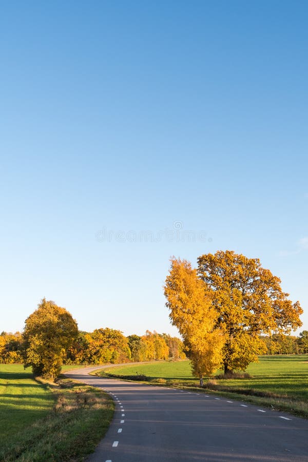 Schöne Landstraße bis zum Herbstsaison lizenzfreie stockbilder Schöne Landstraße bis zum Herbstsaison lizenzfreie stockbilder