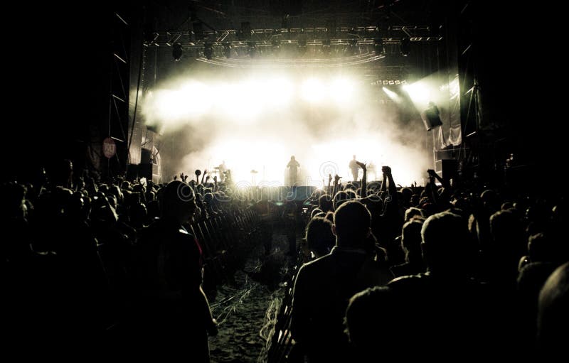 Schöne Lichter eines Livefreilichtkonzerts während eines Festivalereignisses stockfotos Schöne Lichter eines Livefreilichtkonzerts während eines Festivalereignisses stockfotos