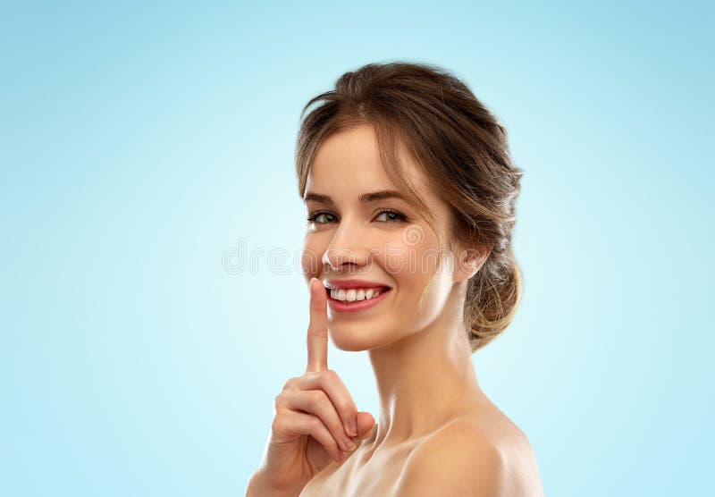 Schöne lächelnde Frau, die Stillegeste macht lizenzfreies stockbild Schöne lächelnde Frau, die Stillegeste macht lizenzfreies stockbild