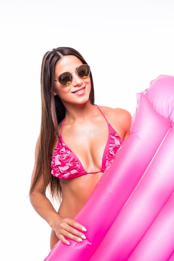 Schöne lächelnde Frau mit der rosa aufblasbaren Matratze, lokalisiert auf weißem Hintergrund lizenzfreie stockfotos Schöne lächelnde Frau mit der rosa aufblasbaren Matratze, lokalisiert auf weißem Hintergrund lizenzfreie stockfotos