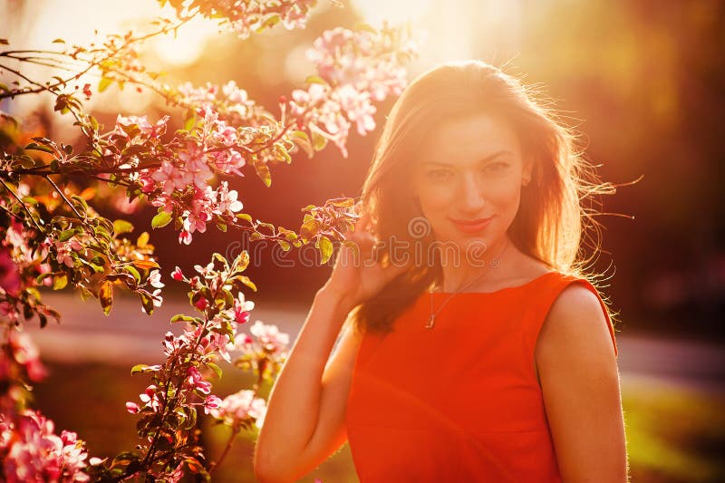 Schöne lächelnde Frau mit Frühlingsblumen lizenzfreie stockfotos Schöne lächelnde Frau mit Frühlingsblumen lizenzfreie stockfotos