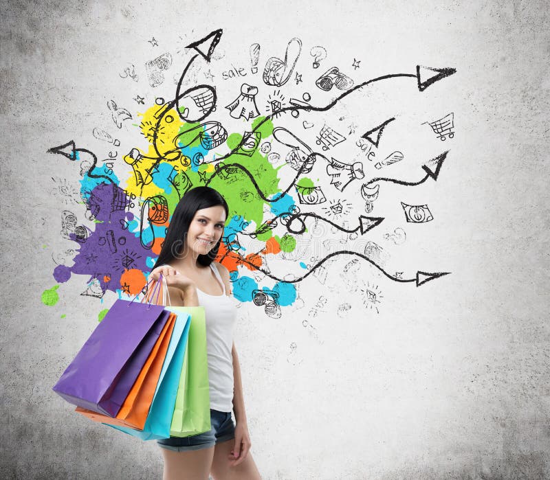 Schöne lächelnde junge Frau mit den bunten Einkaufstaschen von den fantastischen Shops lizenzfreie stockfotos Schöne lächelnde junge Frau mit den bunten Einkaufstaschen von den fantastischen Shops lizenzfreie stockfotos
