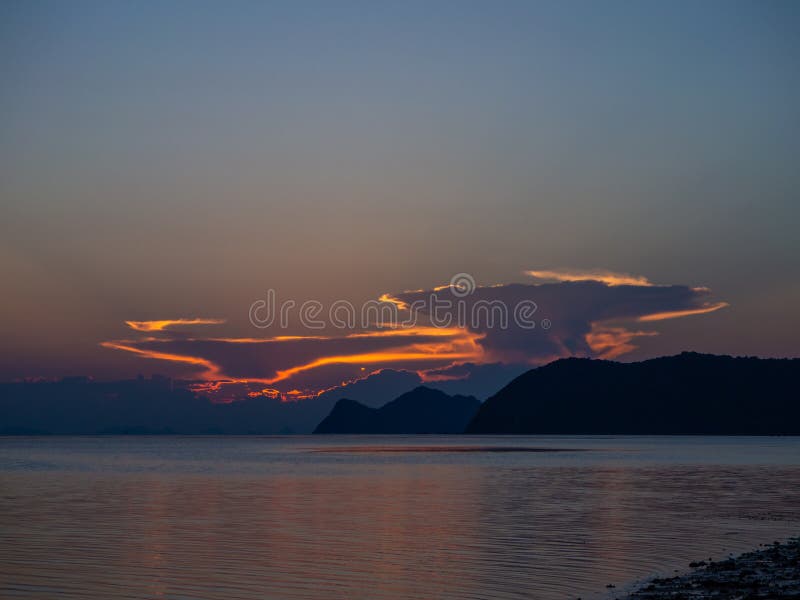 Schöne, mehrfarbige Wolken bei Sonnenuntergang stockfotografie Schöne, mehrfarbige Wolken bei Sonnenuntergang stockfotografie