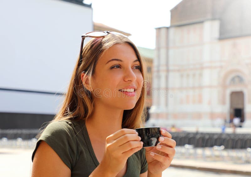Schöne Modefrau, die im Freiencafé in trinkendem Kaffee Italiens sitzt stockbilder Schöne Modefrau, die im Freiencafé in trinkendem Kaffee Italiens sitzt stockbilder