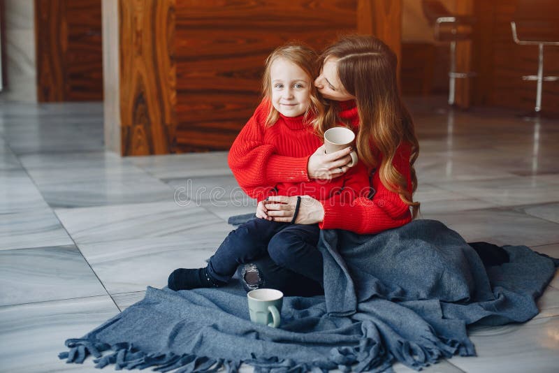 Schöne Mutter mit einer kleinen Tochter lizenzfreie stockfotos