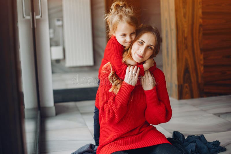 Schöne Mutter mit einer kleinen Tochter lizenzfreie stockfotos