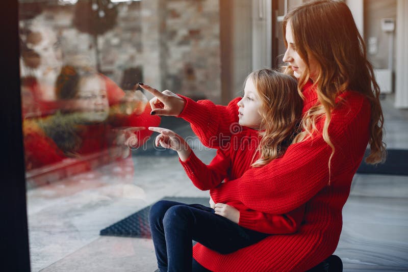 Schöne Mutter mit einer kleinen Tochter lizenzfreie stockfotografie