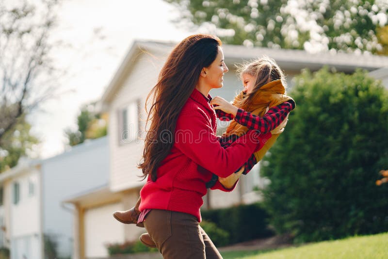 Schöne Mutter mit weniger Tochter lizenzfreies stockfoto