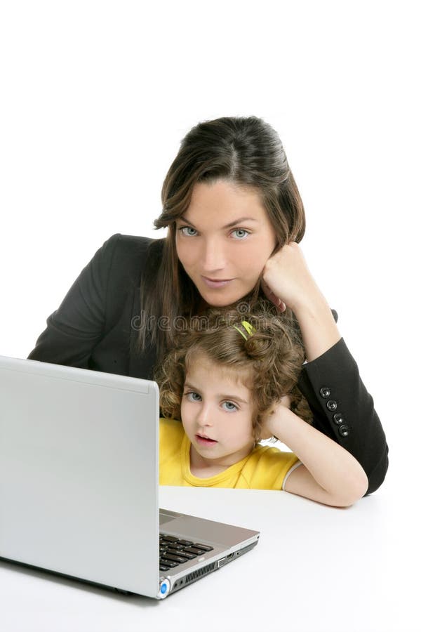 Schöne Mutter- und TochterLaptop-Computer lizenzfreie stockfotos