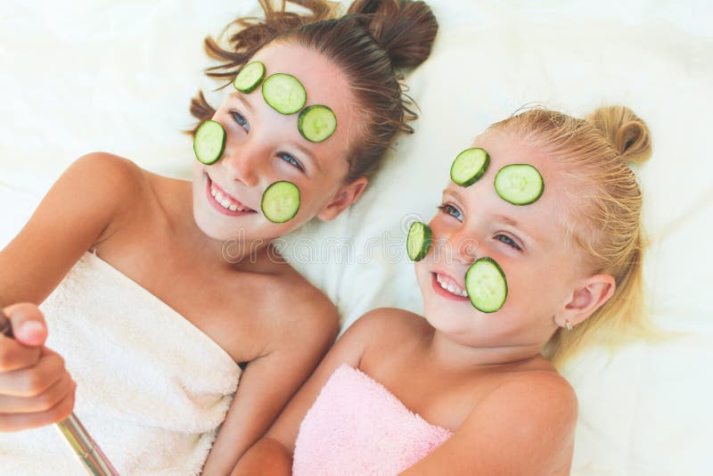 Schöne Mädchen mit Gesichtsmaske der Gurke stockfotografie Schöne Mädchen mit Gesichtsmaske der Gurke stockfotografie