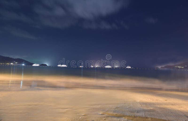 Schöne Nachtansicht an Patong-Strand lizenzfreie stockfotos Schöne Nachtansicht an Patong-Strand lizenzfreie stockfotos