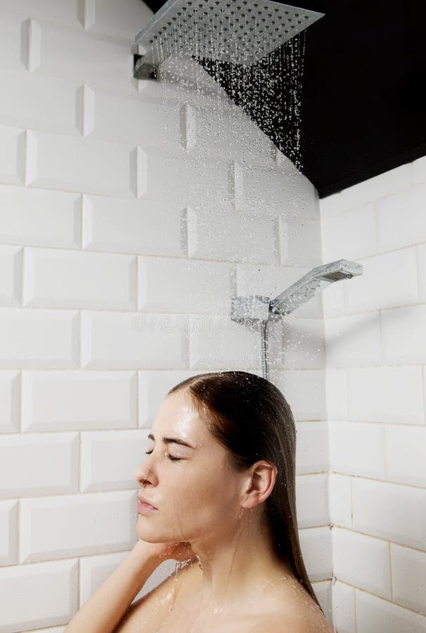 Schöne Nackte Junge Frau, Die Dusche Im Badezimmer Nimmt Stockbild
