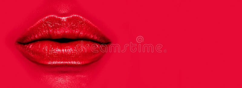 Schöne Nahaufnahme der jungen Frau Lippen, auf rotem Hintergrund Plastische Chirurgie, Füllstoffe, Injektion Teil des Modells Mäd stockbild