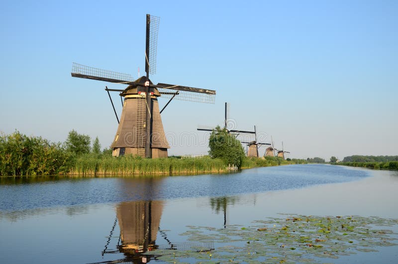 Schöne niederländische Windmühlenlandschaft bei Kinderdijk in den Niederlanden lizenzfreie stockbilder Schöne niederländische Windmühlenlandschaft bei Kinderdijk in den Niederlanden lizenzfreie stockbilder