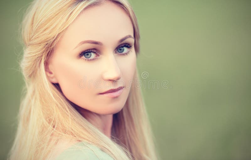 Schöne Nymphe des jungen Mädchens feenhafter Waldauf grünem Hintergrund stockfoto Schöne Nymphe des jungen Mädchens feenhafter Waldauf grünem Hintergrund stockfoto