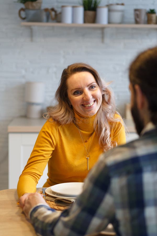 Schöne Paare, die ein Gespräch haben lizenzfreie stockfotografie