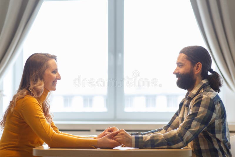 Schöne Paare, die ein Gespräch haben lizenzfreie stockfotos