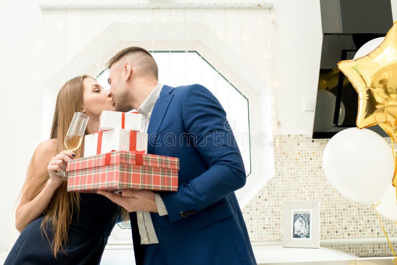 Schöne Paare, die Valentinsgruß-Tag feiern lizenzfreie stockbilder Schöne Paare, die Valentinsgruß-Tag feiern lizenzfreie stockbilder
