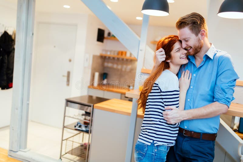 Schöne Paare glücklich für ihr neues Haus