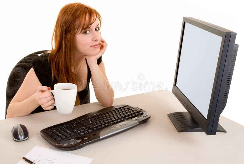 Schöne Redhead-Geschäftsfrau in einer Kaffeepause lizenzfreies stockfoto Schöne Redhead-Geschäftsfrau in einer Kaffeepause lizenzfreies stockfoto