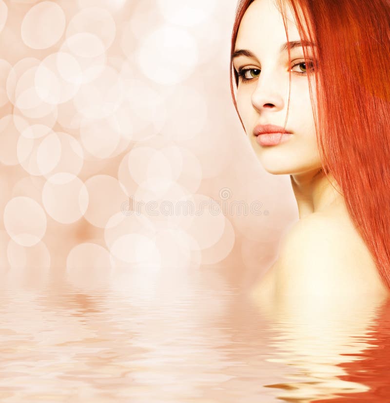 Schöne Redheadfrau lizenzfreie stockbilder