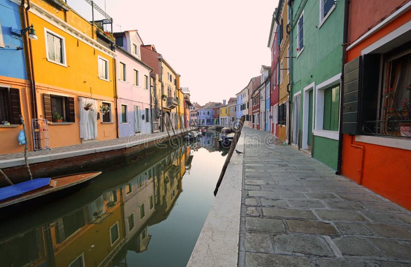 schöne Reflexionen der bunten Häuser von Burano nahe Ven lizenzfreies stockbild schöne Reflexionen der bunten Häuser von Burano nahe Ven lizenzfreies stockbild