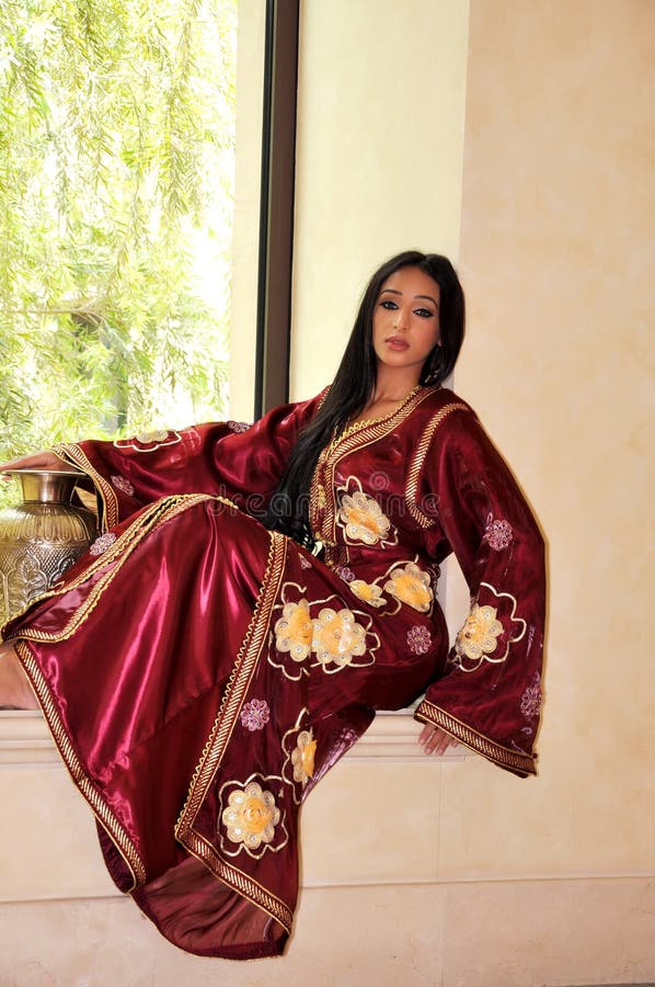 Schöne reizvolle Dame im roten orientalischen Kleid lizenzfreies stockfoto Schöne reizvolle Dame im roten orientalischen Kleid lizenzfreies stockfoto