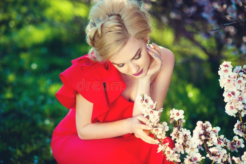 Schöne romantische junge Frau in einem Kranz von den Blumen, die auf einem Hintergrund von Rosen aufwerfen Inspiration des Frühli stockbild Schöne romantische junge Frau in einem Kranz von den Blumen, die auf einem Hintergrund von Rosen aufwerfen Inspiration des Frühli stockbild