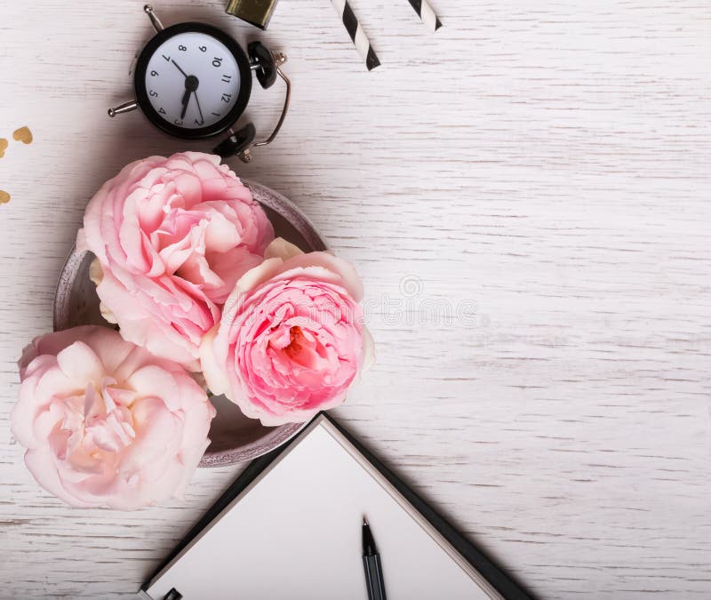 Schöne rosa Rosen und Uhr auf weißer Tabelle stockfotos Schöne rosa Rosen und Uhr auf weißer Tabelle stockfotos
