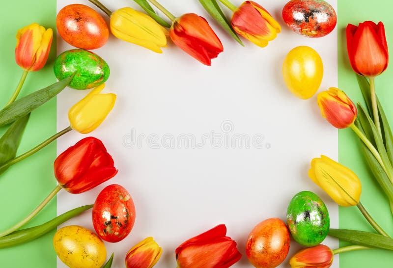 Schöne rote Tulpenblumen und Ostereier für Feiertag stockbild Schöne rote Tulpenblumen und Ostereier für Feiertag stockbild