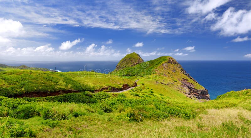 Schöne ruhige Ansicht von Maui-Landschaft mit weißen Wolken über grünen Feldern Maui, Hawaii lizenzfreie stockfotos Schöne ruhige Ansicht von Maui-Landschaft mit weißen Wolken über grünen Feldern Maui, Hawaii lizenzfreie stockfotos