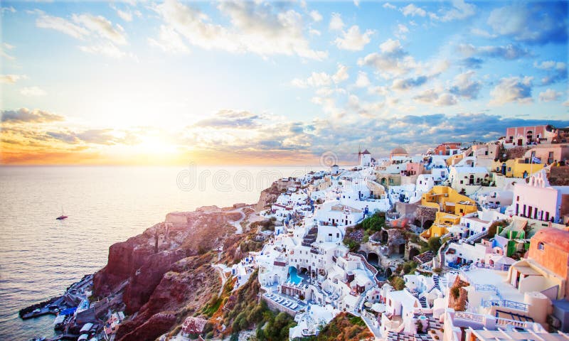 Schöne Santorini-Insellandschaft mit Meer, Himmel und Wolken Oia-Stadt, Griechenland-Markstein lizenzfreie stockfotos