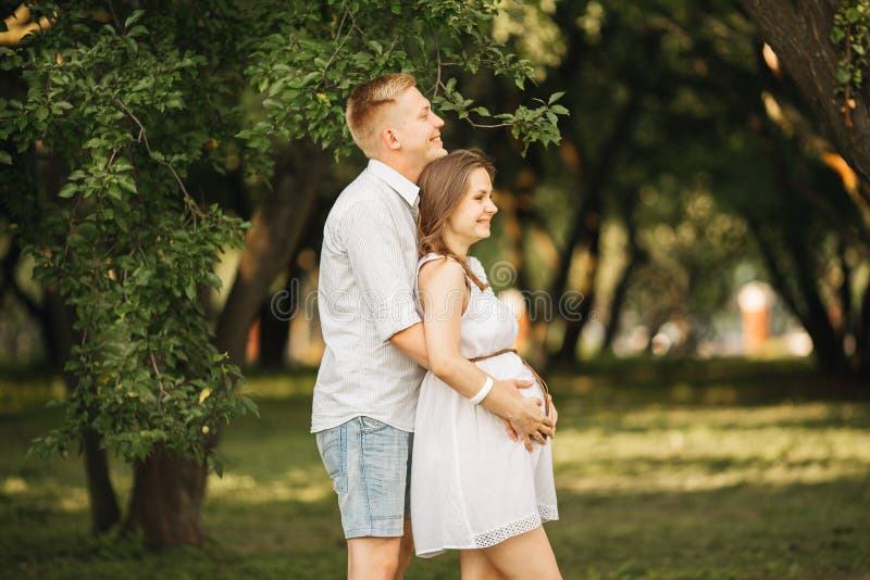 Schöne schwangere Frauen- und Mannpaare in der Liebe stockbild Schöne schwangere Frauen- und Mannpaare in der Liebe stockbild