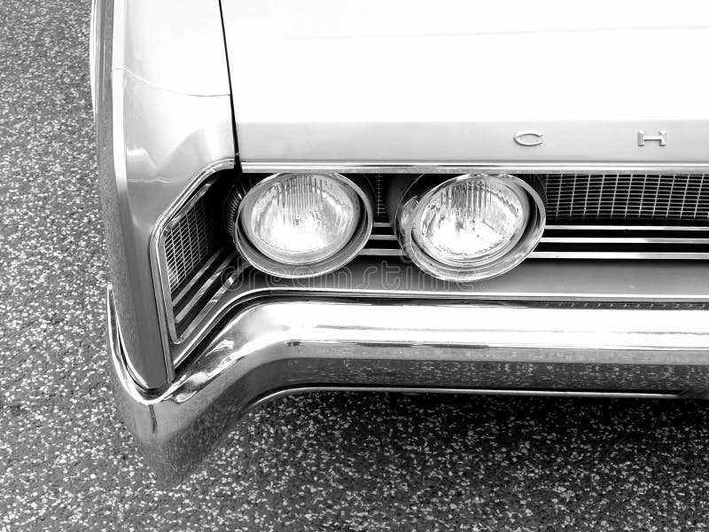 Schöne Schwarzweißaufnahme des Grills und der Scheinwerfer eines alten Retro- Autos stockbild