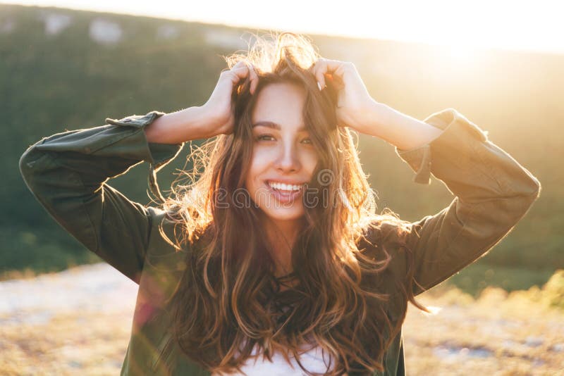 Schöne sexy junge Frau, die in SonnenunterSonnenunterSonnenunterSonnenuntergangszeit auf wunderschöne Landschaft lächelnd lächelt lizenzfreies stockfoto Schöne sexy junge Frau, die in SonnenunterSonnenunterSonnenunterSonnenuntergangszeit auf wunderschöne Landschaft lächelnd lächelt lizenzfreies stockfoto
