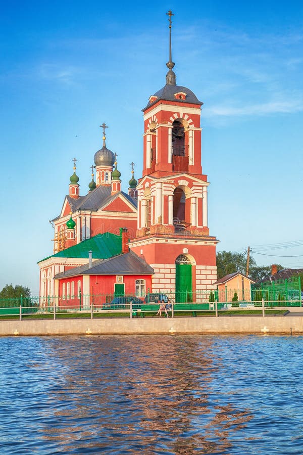 Schöne Sicht auf die Kirche der vierzig Märtyrer von Sebaste in der Stadt des Goldenen Ring Pereslavl Zalessky lizenzfreie stockbilder Schöne Sicht auf die Kirche der vierzig Märtyrer von Sebaste in der Stadt des Goldenen Ring Pereslavl Zalessky lizenzfreie stockbilder