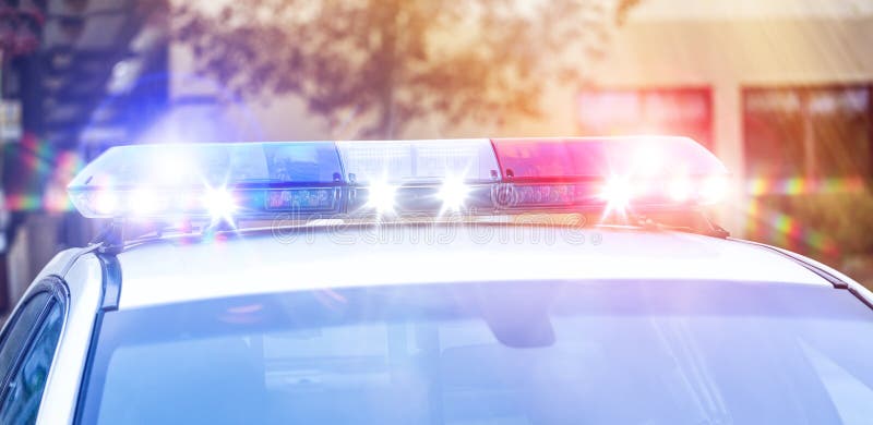 Schöne Sirenenlichter aktiviert in der Verkehrsüberwachungstätigkeit Wirklicher Patrouillenpolizeiwagen mit Sirenenlichtern in de lizenzfreies stockbild Schöne Sirenenlichter aktiviert in der Verkehrsüberwachungstätigkeit Wirklicher Patrouillenpolizeiwagen mit Sirenenlichtern in de lizenzfreies stockbild