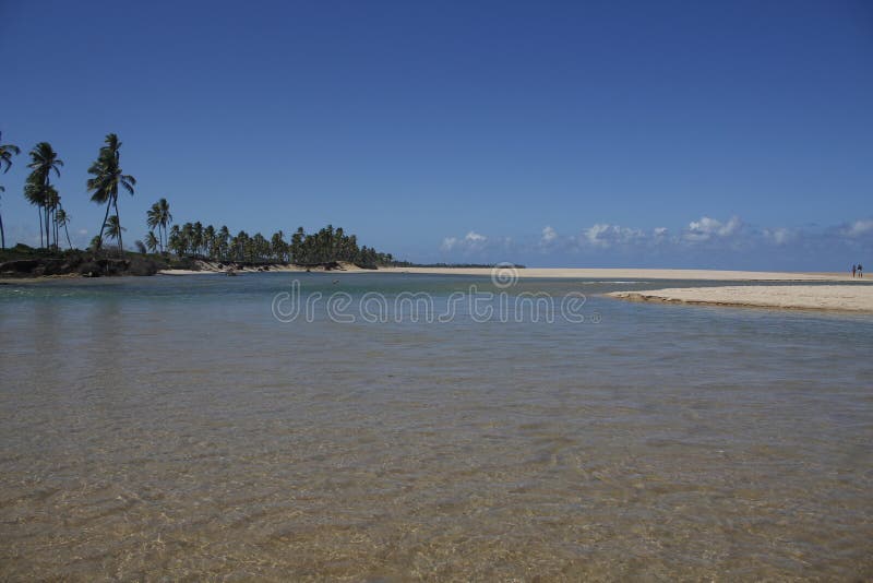 Schöne Sitzung des Flusses und des Strandes lizenzfreies stockfoto Schöne Sitzung des Flusses und des Strandes lizenzfreies stockfoto