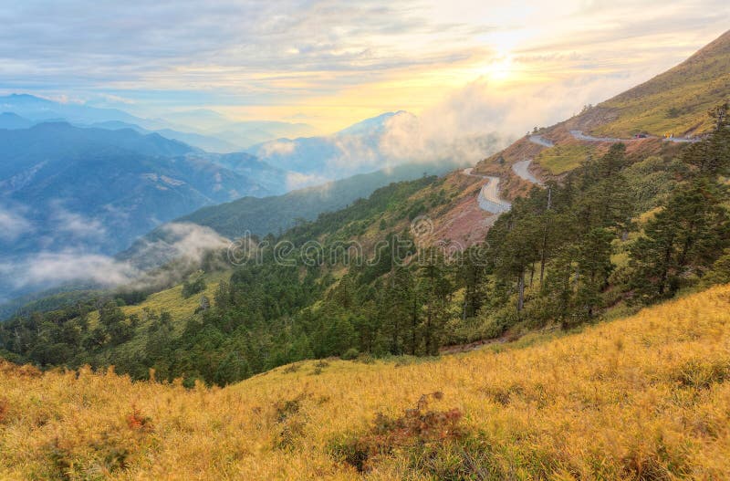 Schöne Sonnenunterganglandschaft mit einer Gebirgsstraße, die hoch oben in Taiwan-` s alpine Strecke führt zu Hehuan-Berg kurvt lizenzfreie stockfotos Schöne Sonnenunterganglandschaft mit einer Gebirgsstraße, die hoch oben in Taiwan-` s alpine Strecke führt zu Hehuan-Berg kurvt lizenzfreie stockfotos
