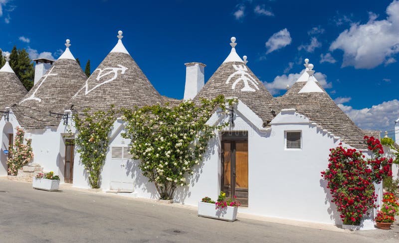 Schöne Stadt von Alberobello mit trulli Häusern, hauptsächlich turistic Bezirk, Apulien-Region, Süd-Italien stockbild Schöne Stadt von Alberobello mit trulli Häusern, hauptsächlich turistic Bezirk, Apulien-Region, Süd-Italien stockbild
